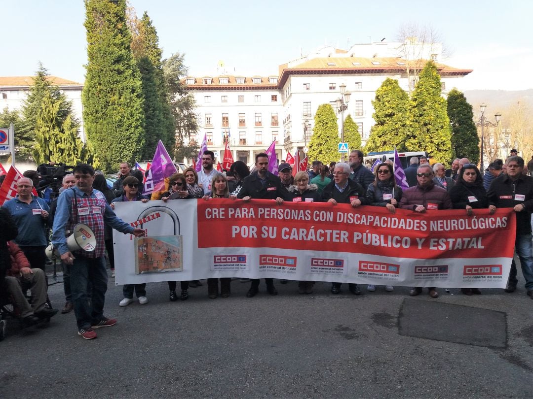 CCOO del Nalón y CCOO de Asturias se concentran frente a la Delegación de Gobierno, en la plaza de España de Oviedo, para reclamar el fin de los retrasos en la apertura del Centro de Referencia Estatal para Enfermos Neurológicos de Langreo.