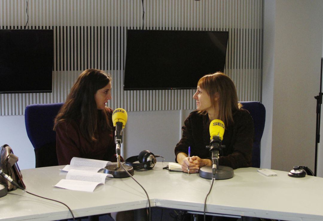 Espido Freire junto a Macarena Berlín en los estudios de la Cadena SER