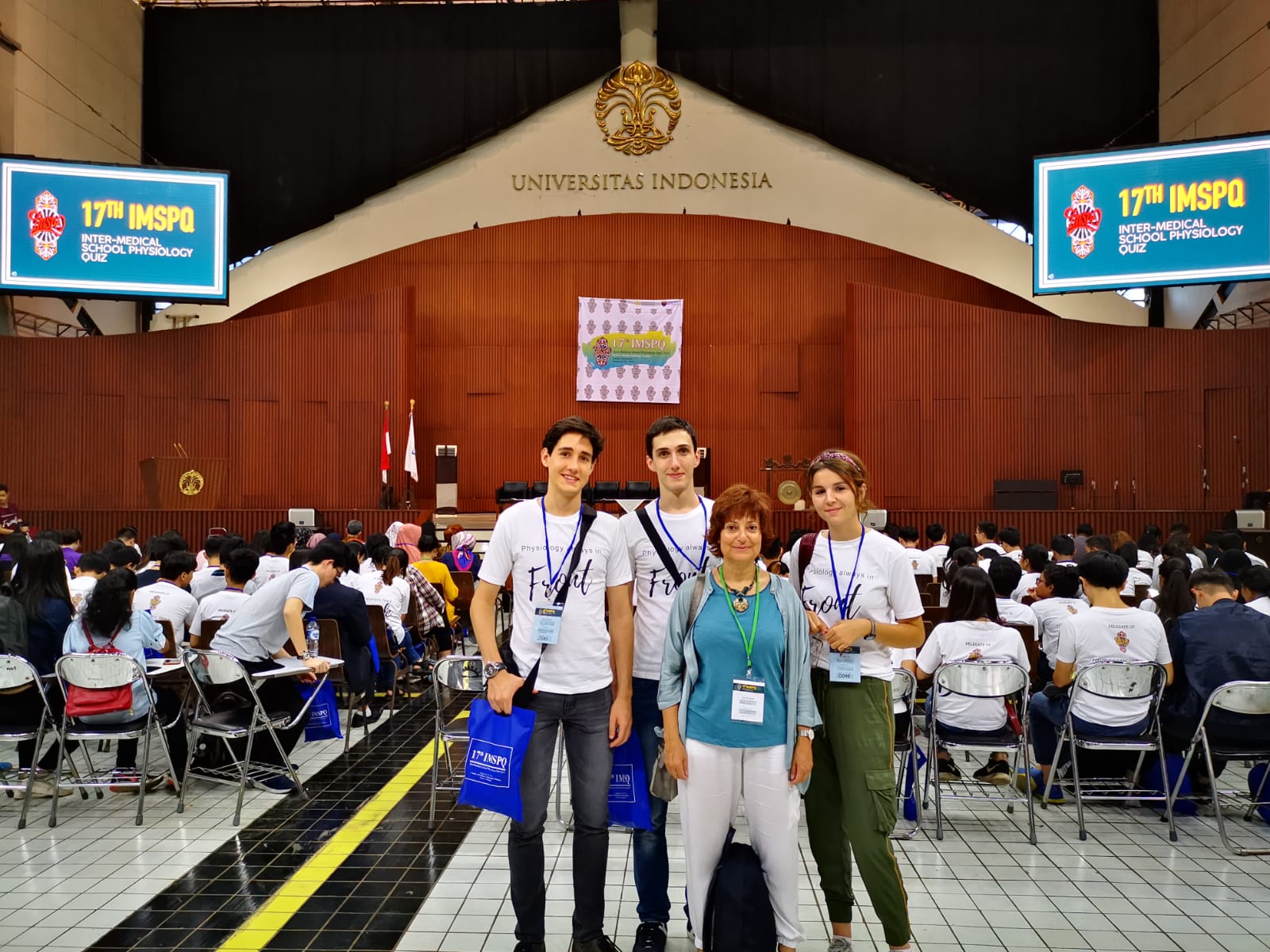 Los hermanos Gabriel y Eloy Portero y Ángela López, en la Olimpiada de Fisiología de Indonesia, donde quedaron decimoctavos de 100 países presentados