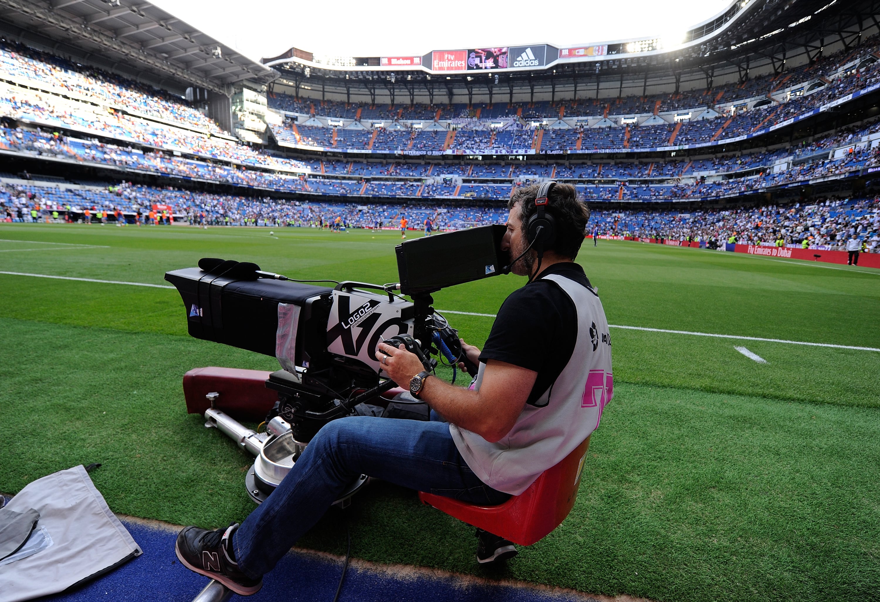 Un operador de cámara, durante un partido en el estadio Santiago Bernabéu de la pasada temporada.  (Photo by Denis Doyle/Getty Images)