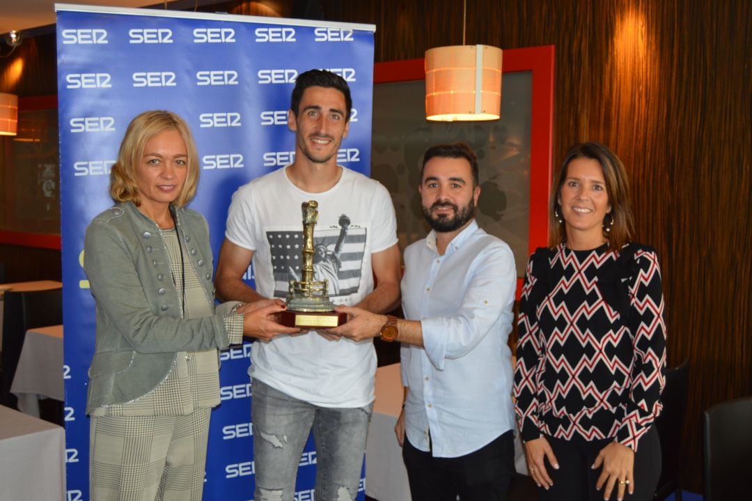 Diego Mariño recibe el trofeo de manos de la gerente del CC Los Fresnos Mari Paz Álvarez, el jefe de Deportes de SER Gijón David González y la directora comercial de la emisora, Lucía Villaveirán.