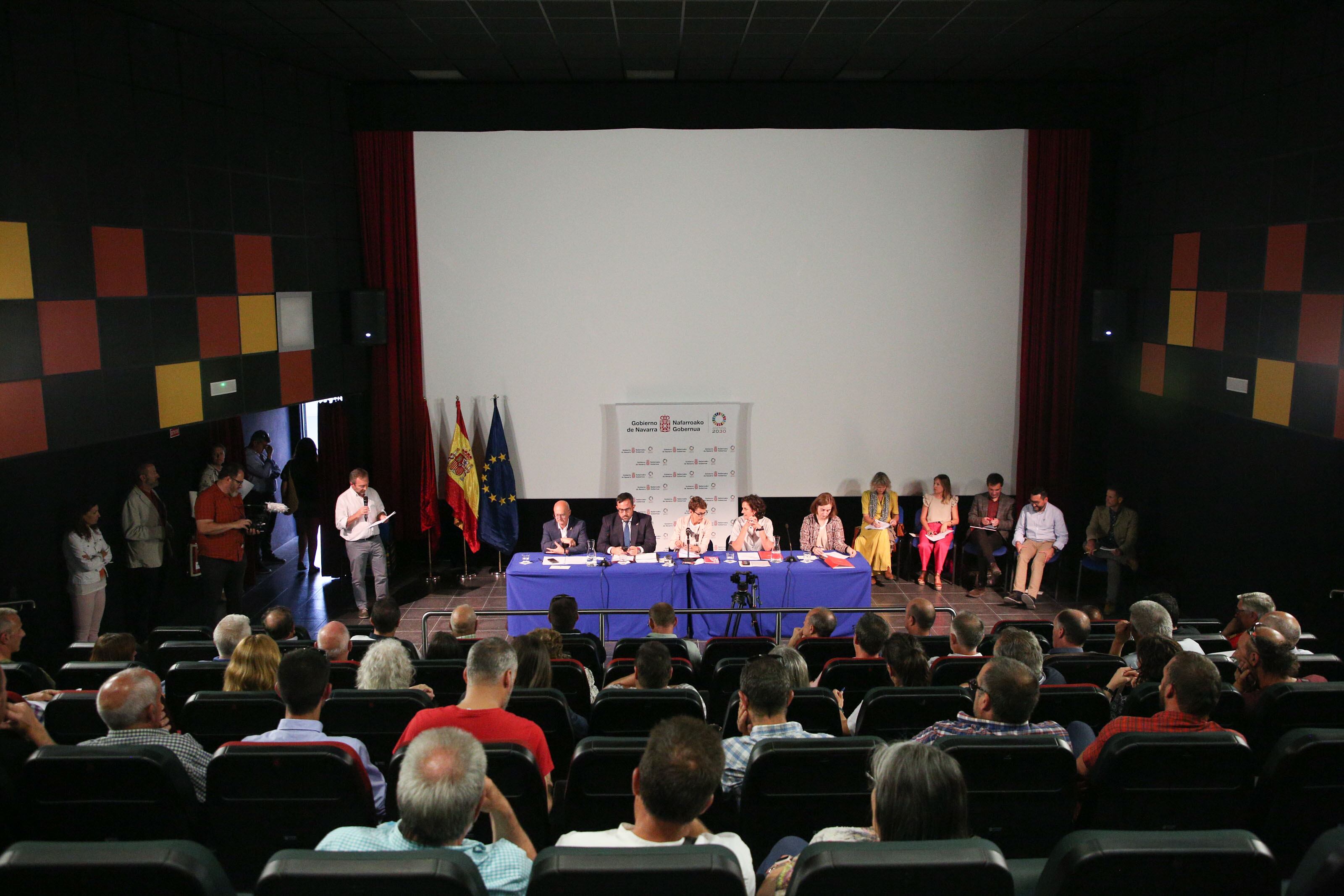 Reunión de la presidenta Chivite y varios integrantes de su Gobierno con representantes municipales en el Centro Cultura Tafalla