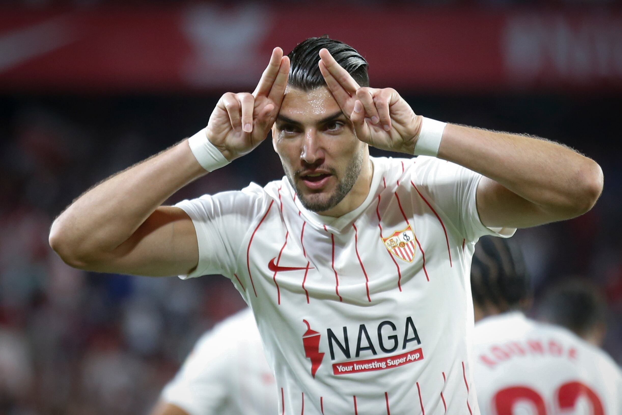 SEVILLA, 22/05/2022.- El delantero del Sevilla Rafa Mir celebra su gol, primero del equipo ante el Athletic de Bilbao, durante el partido de la jornada 38 de Liga en Primera División disputado hoy domingo en el estadio Sánchez-Pizjuán, en Sevilla. EFE/José Manuel Vidal
