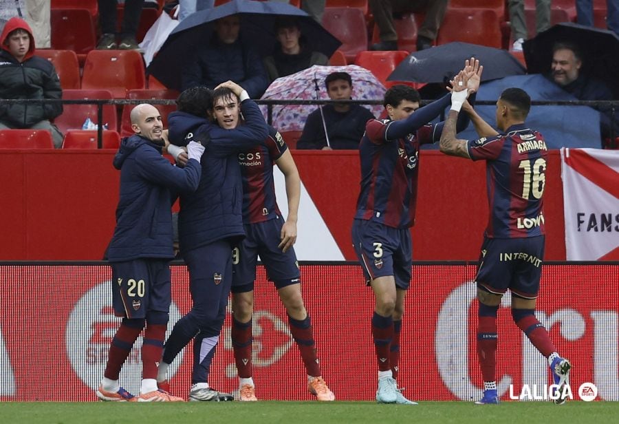 Carlos Esoí felicitado por su gol en Sevilla.