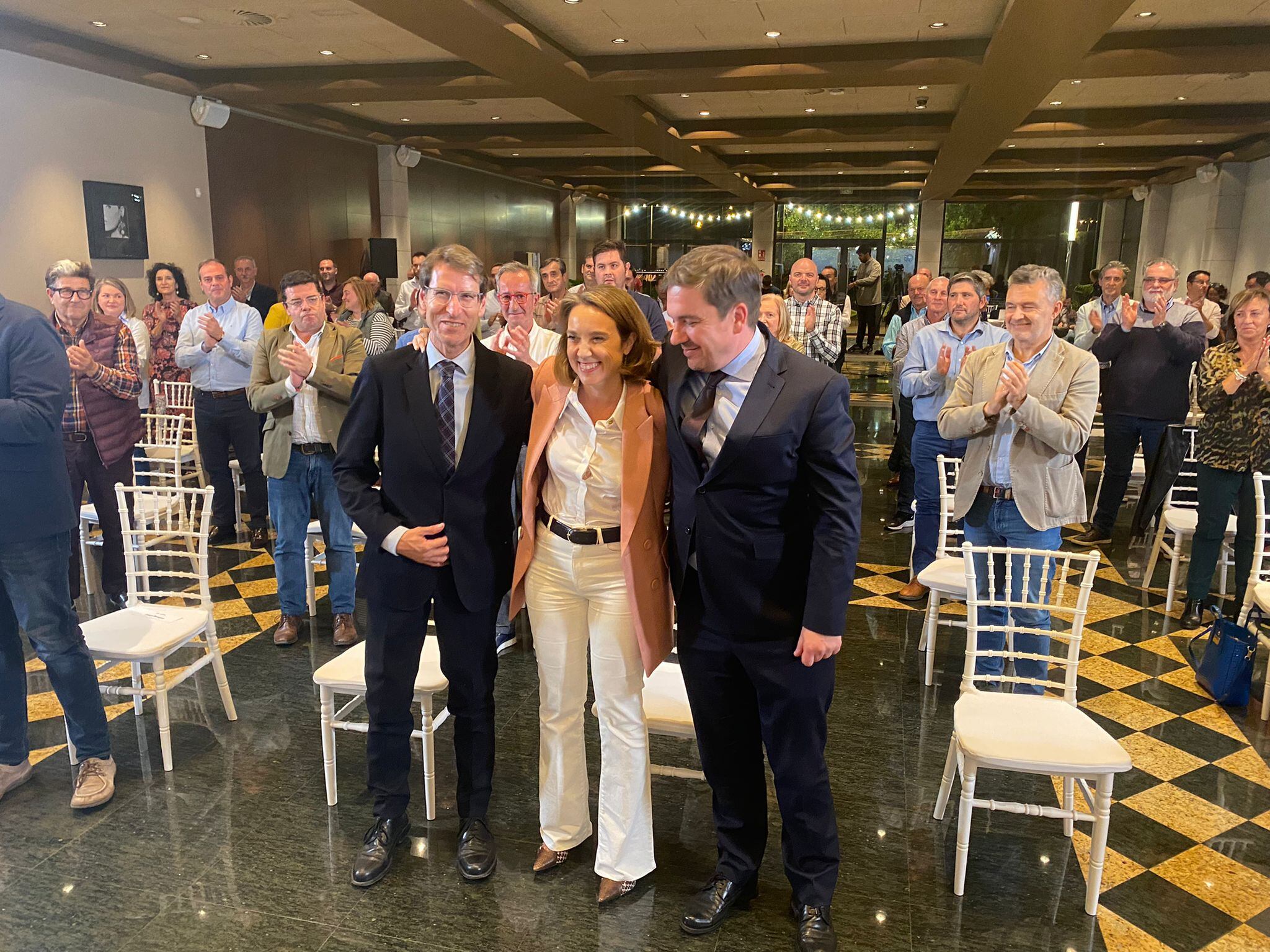 Cuca Gamarra, secretaria general del PP, entre Gonzalo Capellán, candidato popular a las elecciones en La Rioja y el nuevo presidente transitorio de la formación, Alberto Galiana.