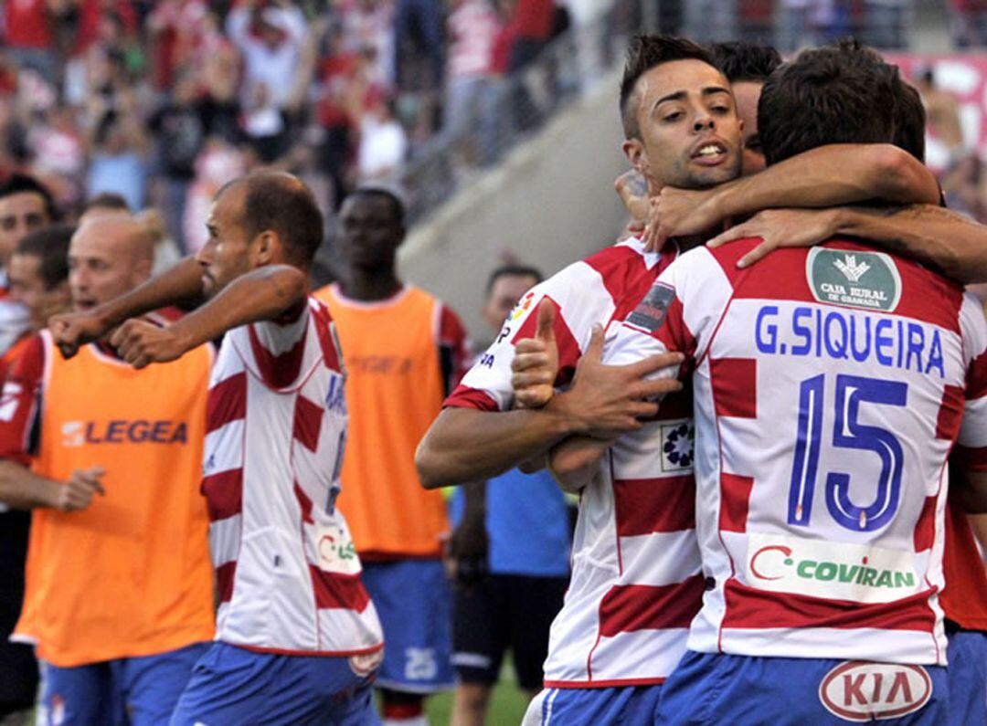 Siqueira y Benítez, jugadores de la temporada 2010-11, se abrazan durante la eliminatoria ante el Elche