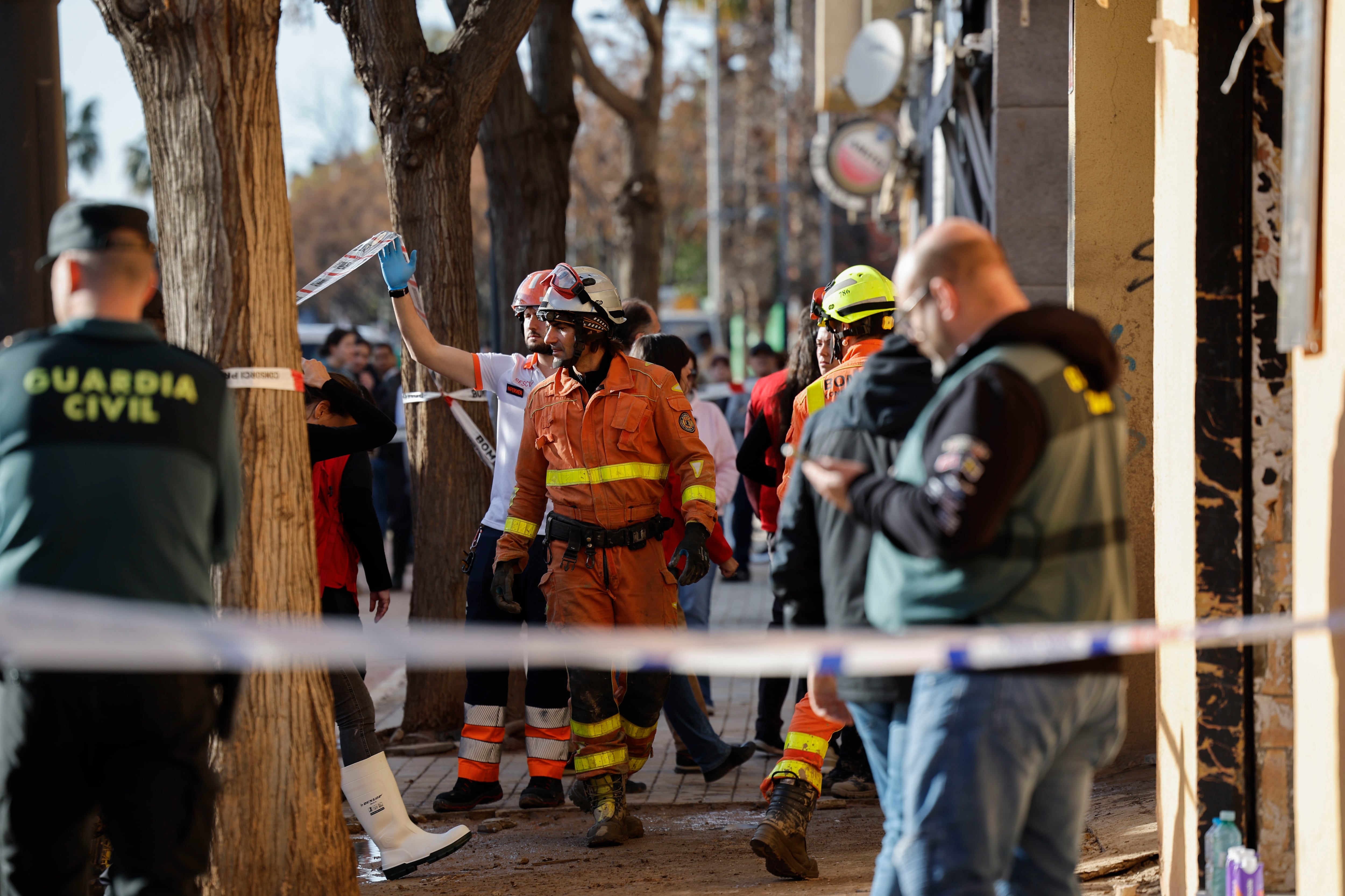 Servicios de emergencia desplazados en el lugar este sábado después de que una persona muriera y otra resultara herida al derrumbarse la escalera del garaje de un edificio situado en el municipio valenciano de Benetússer.