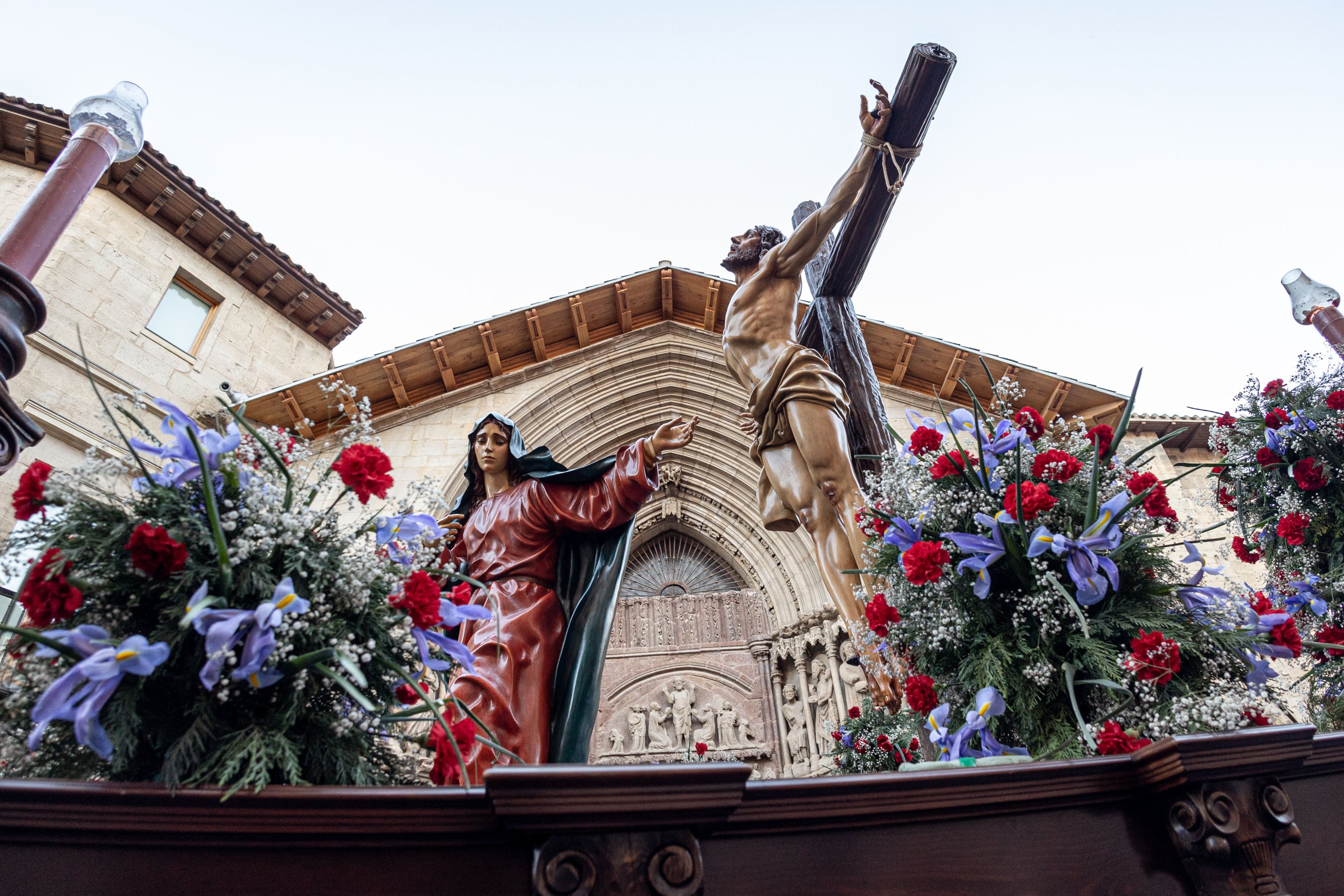 LOGROÑO 04/04/2023.- Salida en procesión del paso de Nuestra Señora del Rosario, este martes por el Casco Antiguo de Logroño, que custodia desde 2008 la Cofradía de la Santa Cruz de los Hermanos Maristas de Logroño y al que acompaña el Sabat Mater (en la imagen), también de esta agrupación, creada en 1991 y que integran dos centenares de cofrades.- EFE/ Raquel Manzanares
