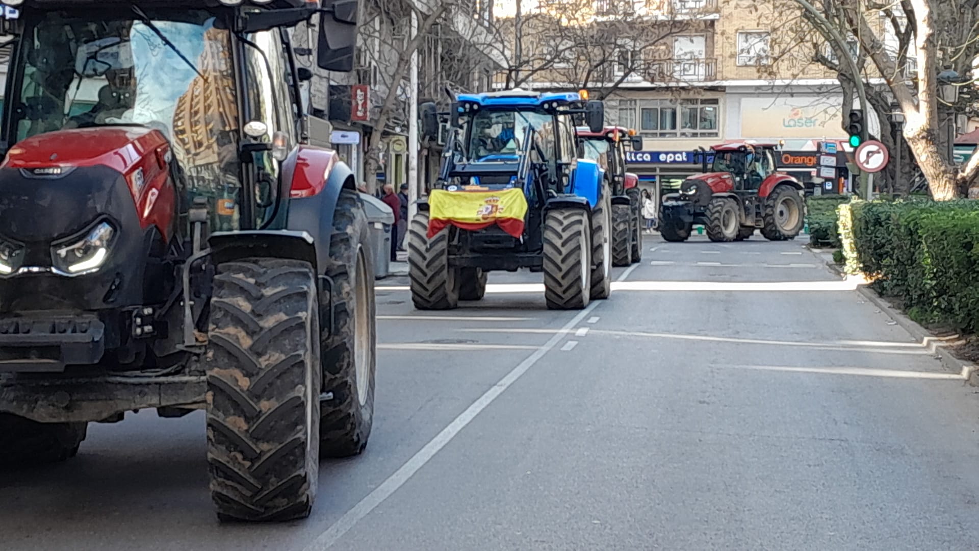 Tractores en el centro urbano de Puertollano