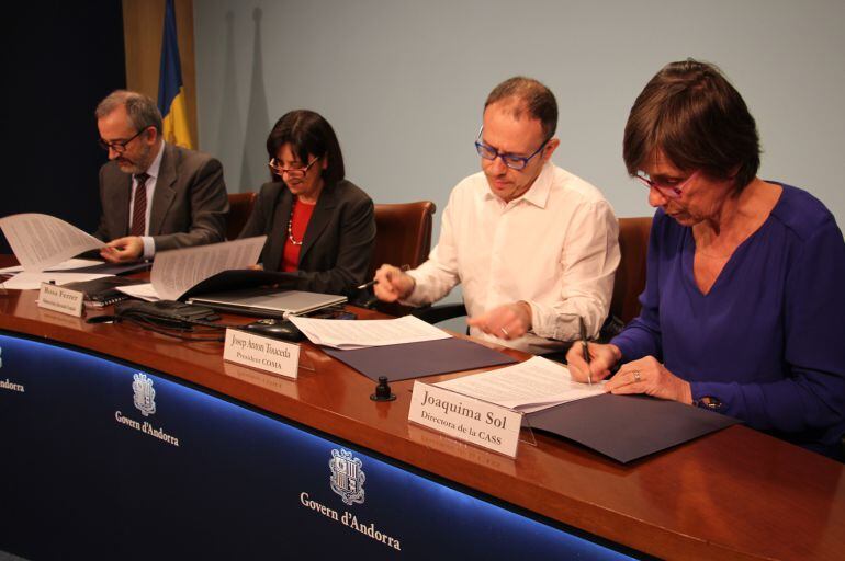 El director del SAAS, Lluís Burgués, la ministra de Salut, Afers Socials i Ocupació, Rosa Ferrer, el president del Col·legi Oficial de Metges d'Andorra, Josep Antón Touceda, i la directora de la CASS, Joaquima Sol, han signat un conveni per reestructurar el servei de permanències mèdiques