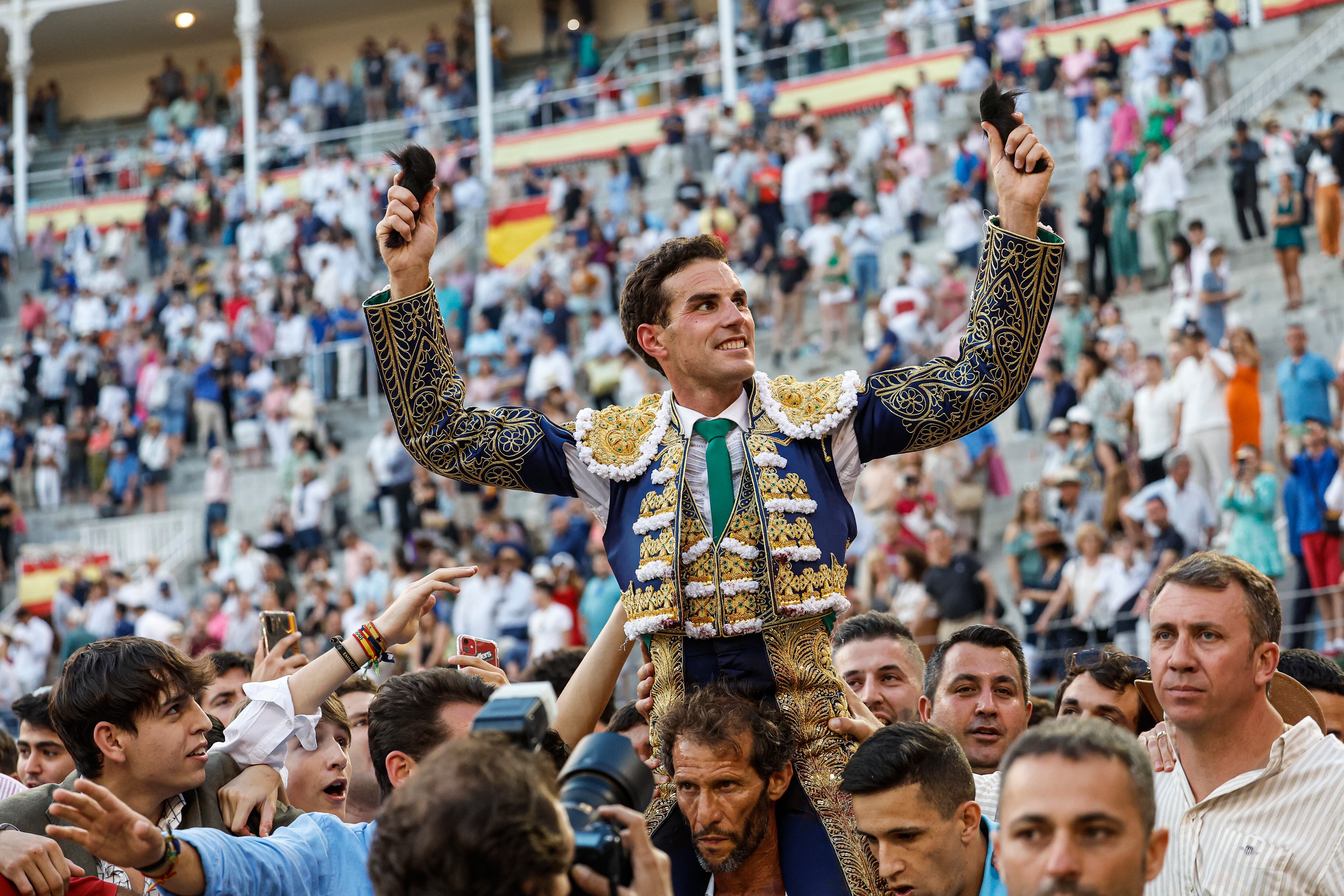 MADRID, 17/06/2023.- El diestro Fernando Adrián saluda a hombros con las orejas tras la faena al segundo de su lote, en la corrida de la Beneficencia celebrada este sábado en la plaza de toros de Las Ventas, en Madrid. EFE/Chema Moya
