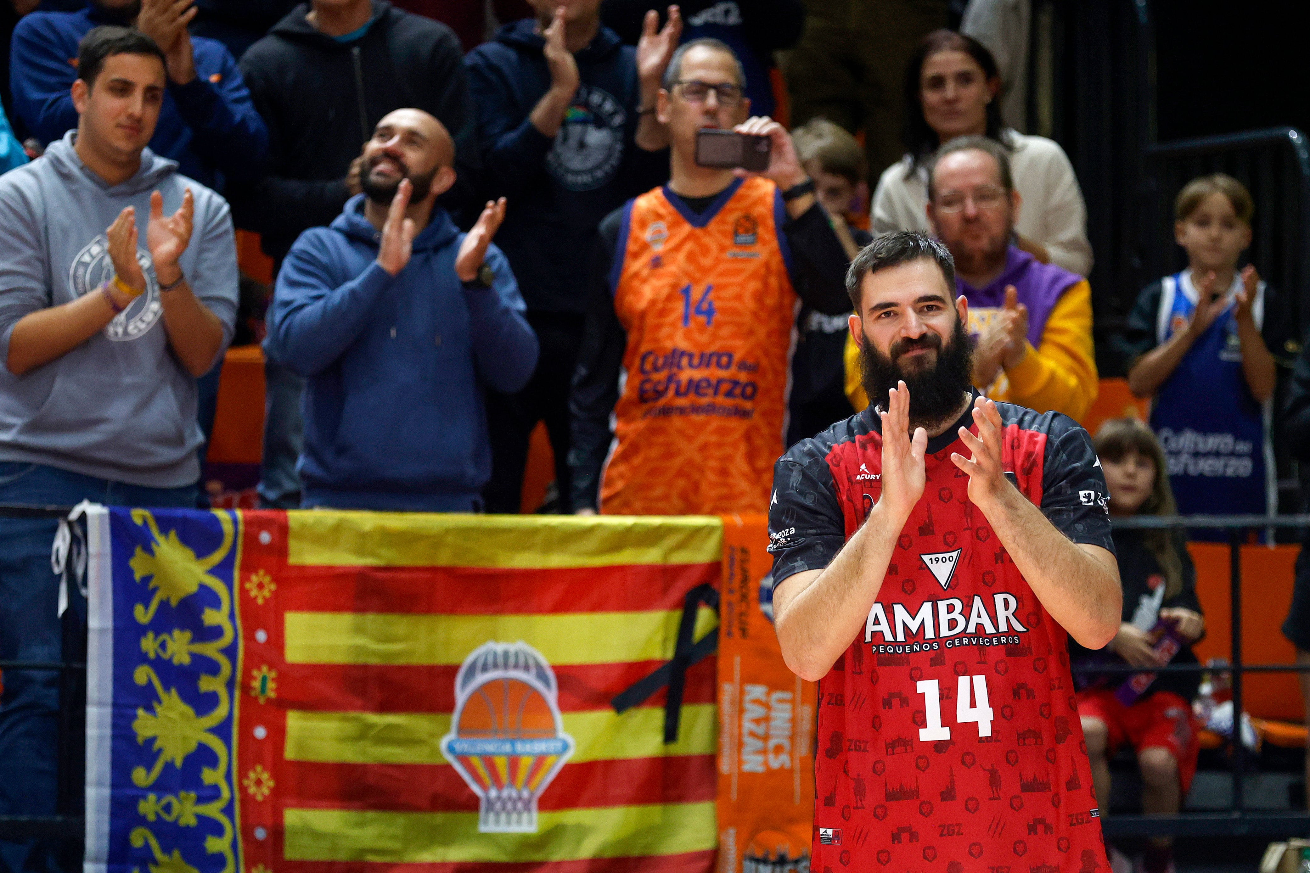 VALENCIA, 15/11/2024.- El pívot de Casademont Zaragoza Bojan Dubljevic recibe una ovación del público durante el partido de baloncesto correspondiente a la Jornada 7 de la Liga Endesa disputado hoy viernes entre el Valencia y el Casademont en el pabellón de la fuente de San Luis de Valencia. EFE/Miguel Ángel Polo
