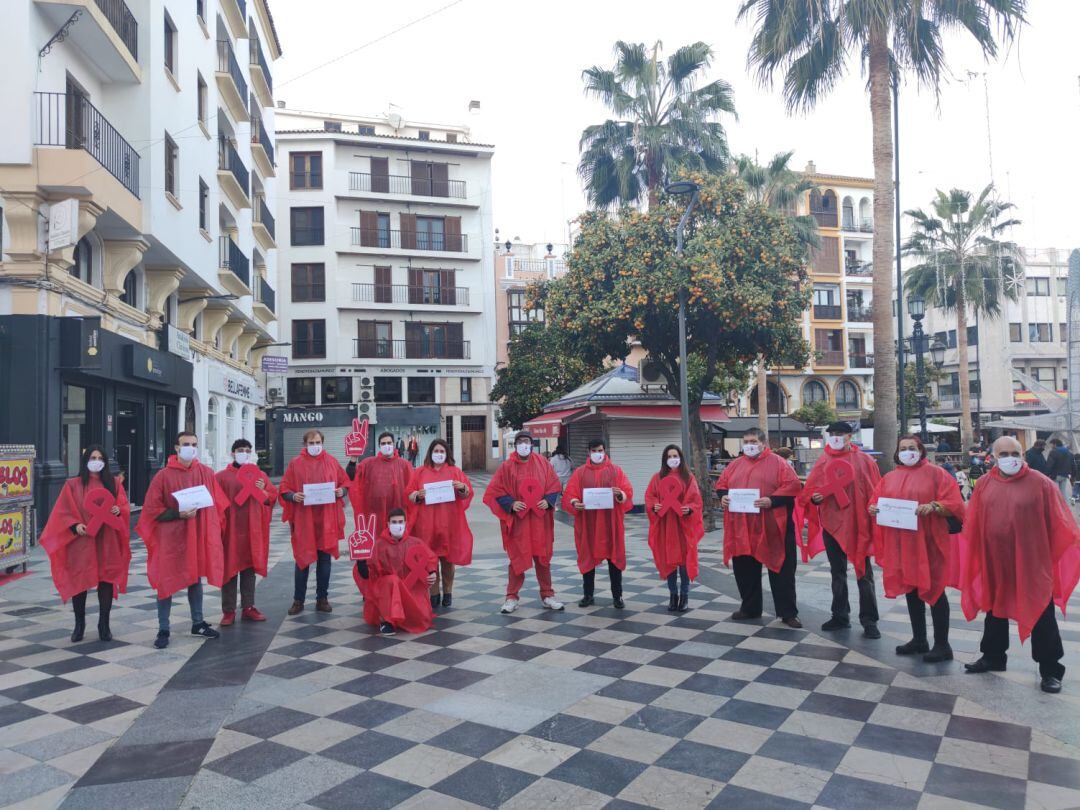 Participantes en el acto celebrado en la Plaza Alta de Algeciras en el Día Mundial del SIDA