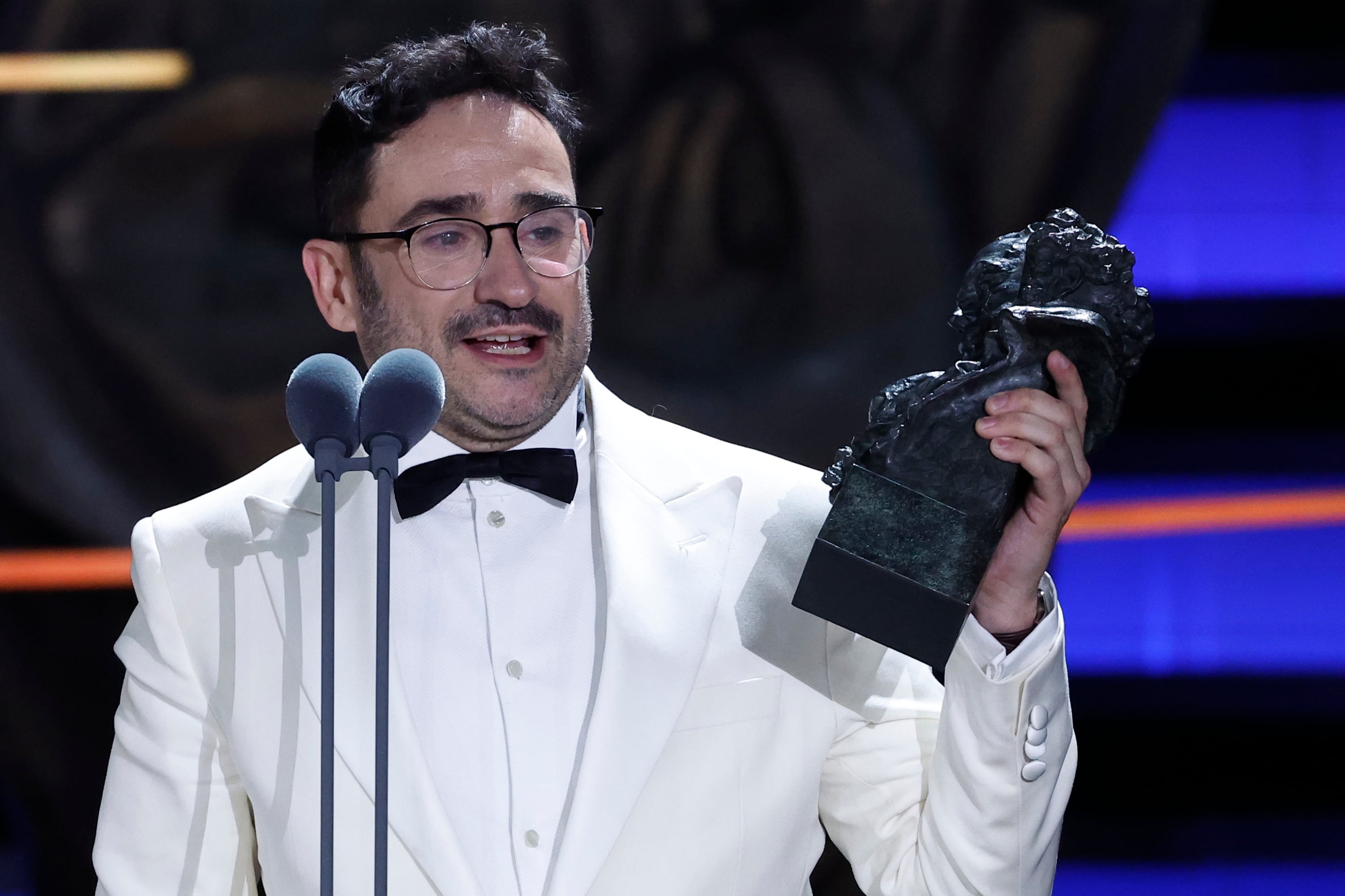 El realizador Juan Antonio Bayona tras recibir el Goya a ´Mejor dirección´ por su película ´La sociedad de la nieve´ durante la ceremonia de entrega de la 38 edición de los Premios Goya celebrada este sábado en Valladolid.