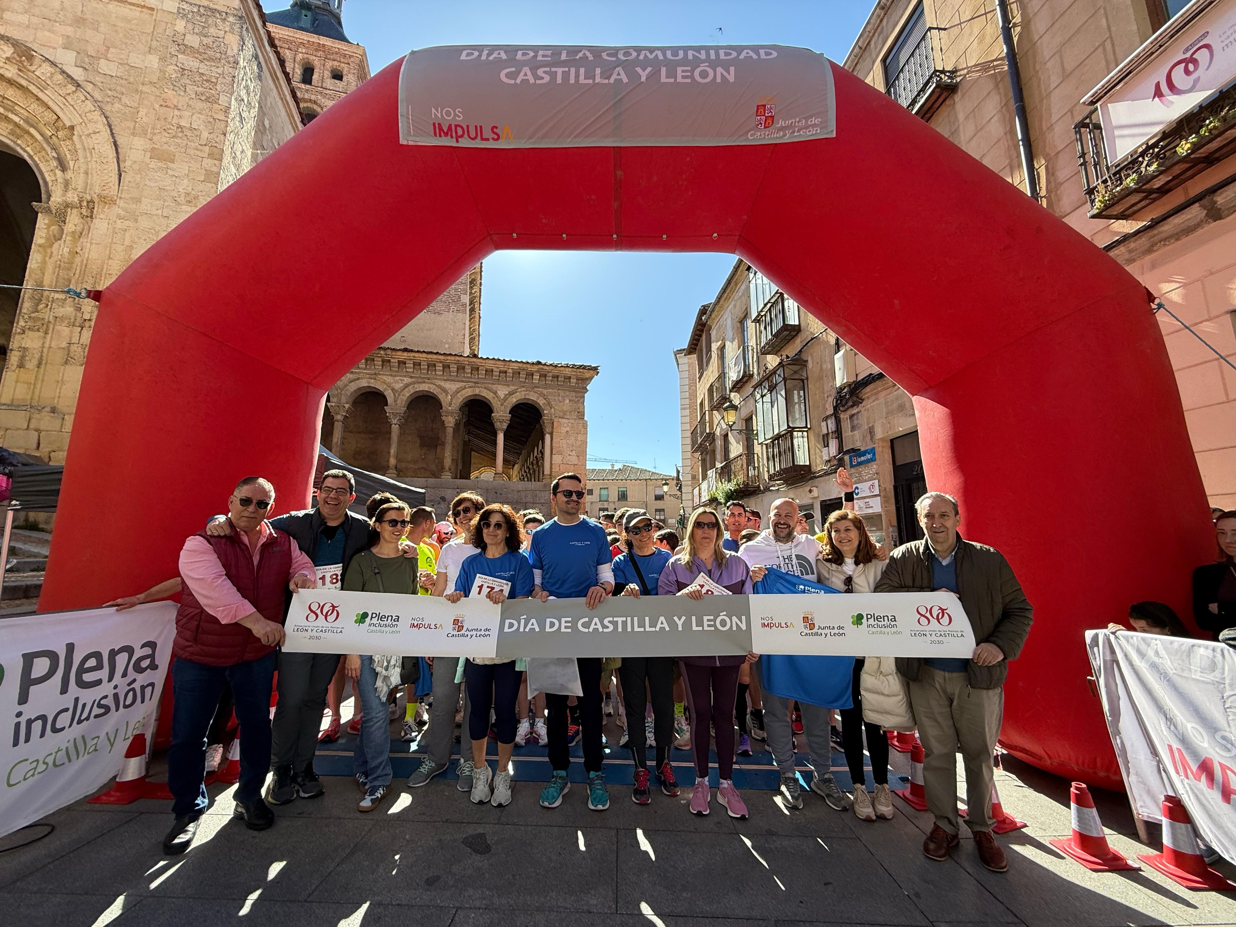 Salida de la II Marcha de la Comunidad de Castilla y León en la ciudad de Segovia