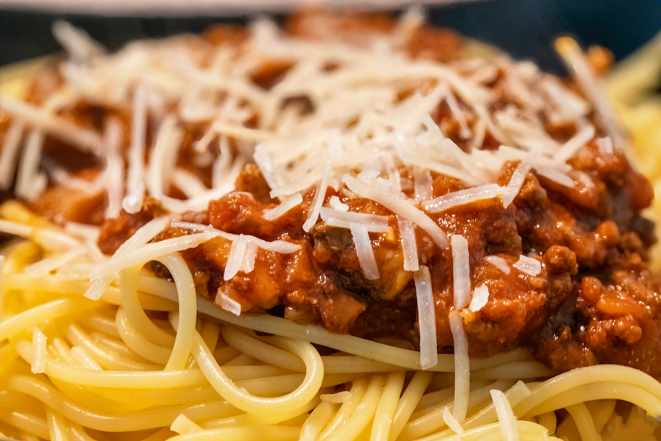 Espaguetis con carne, tomate y queso.