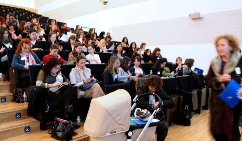 Imagen de mujeres emprendedoras en un acto en el Centro de Arte de Alcobendas