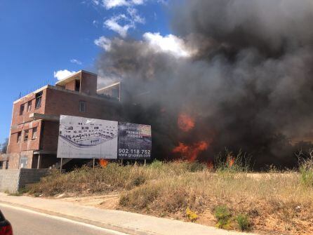 Las llamas han comenzado en el sótano y se han extendido al resto del edificio