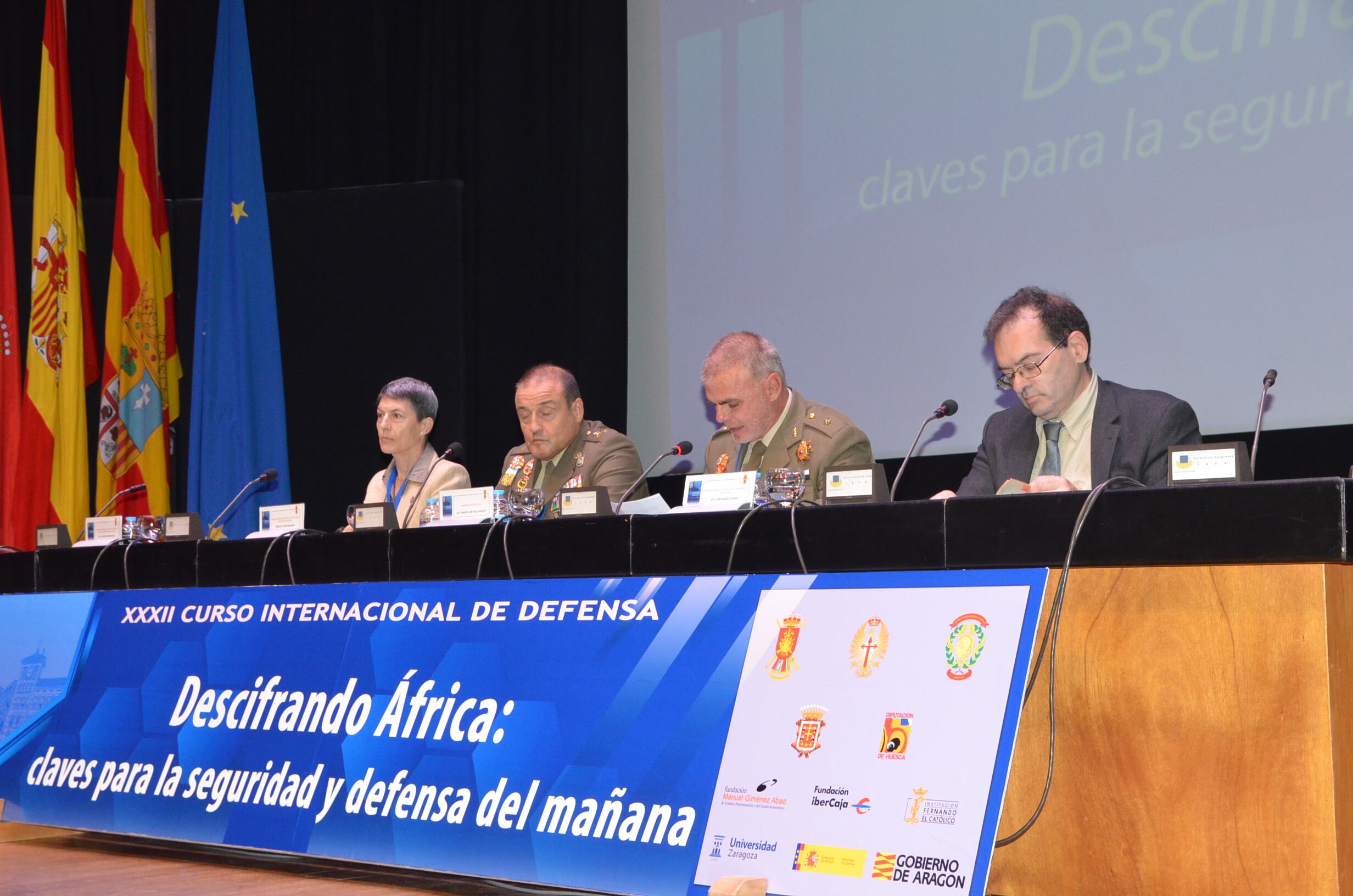 Primera mesa de conferencias del XXXII Curso Internacional de Defensa en Jaca
