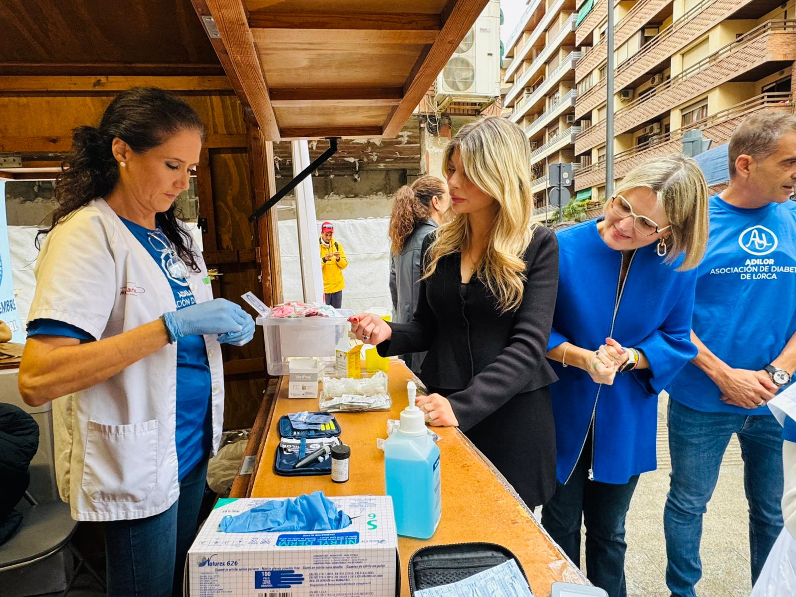 Belén Díaz, edil de ONGs, en la caseta informativa de la asociación ADILOR