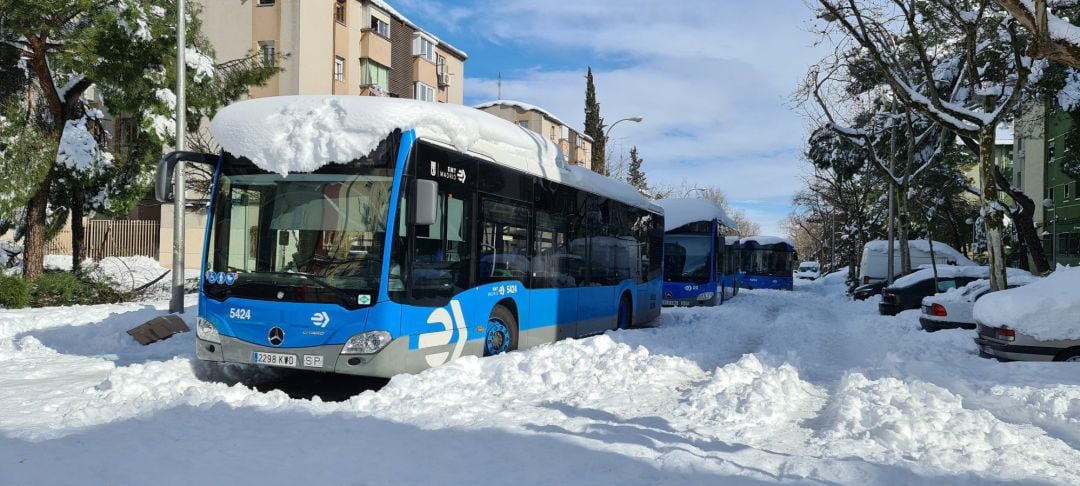 Varios autobuses de la Empresa Municipal de Transportes (EMT) tras la nevada fruto del temporal Filomena, en Madrid.