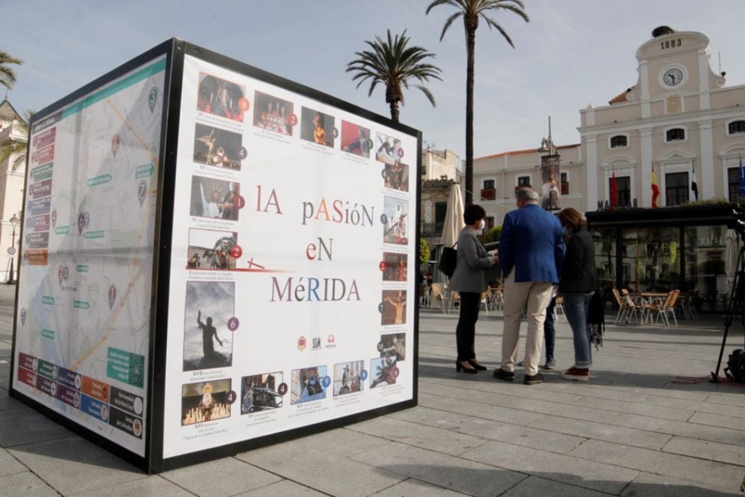 cubo informativo instalado en la Plaza de España