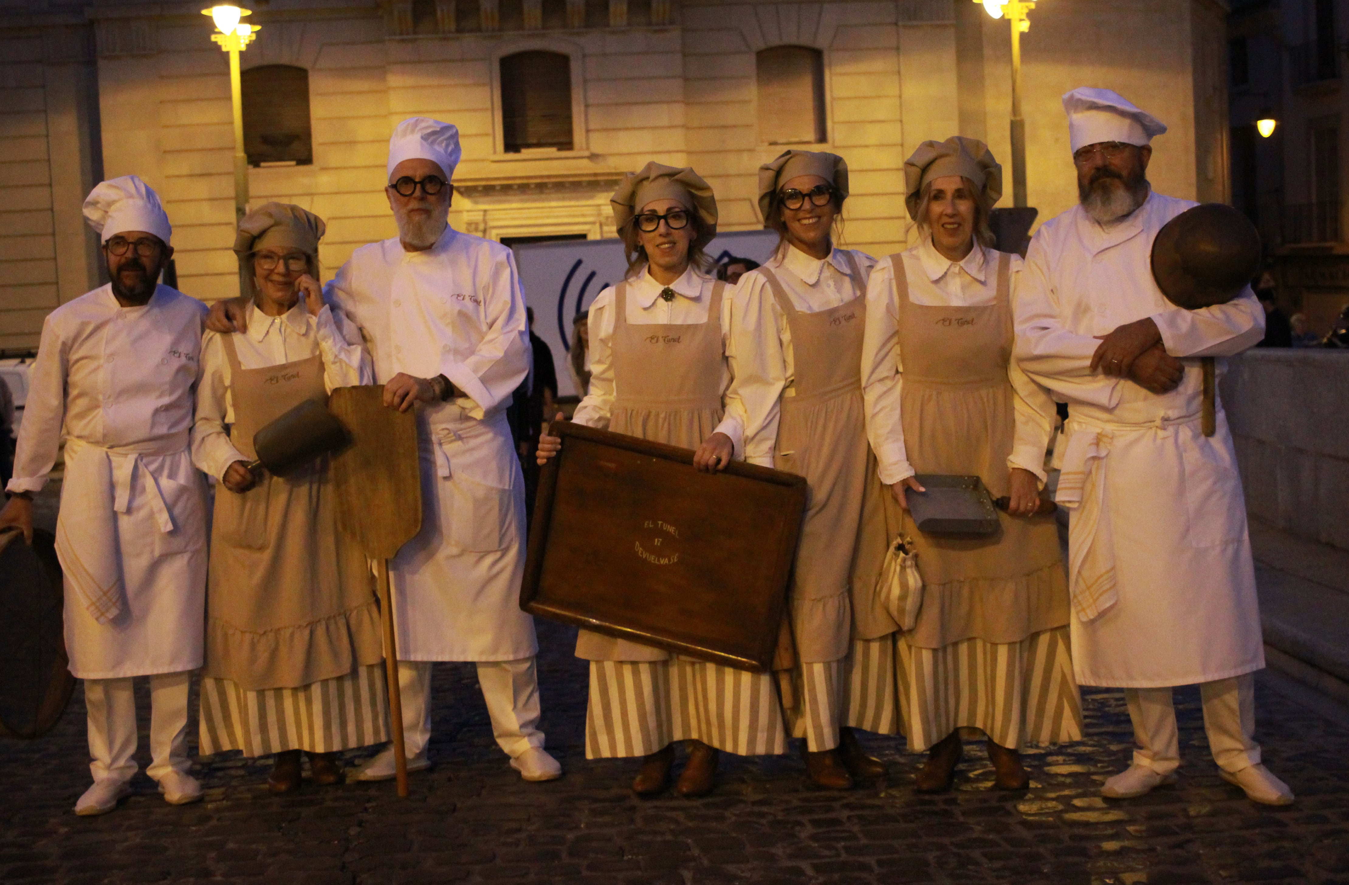 Un grupo de pasteleros y pasteleras no quiso perderse el desfile