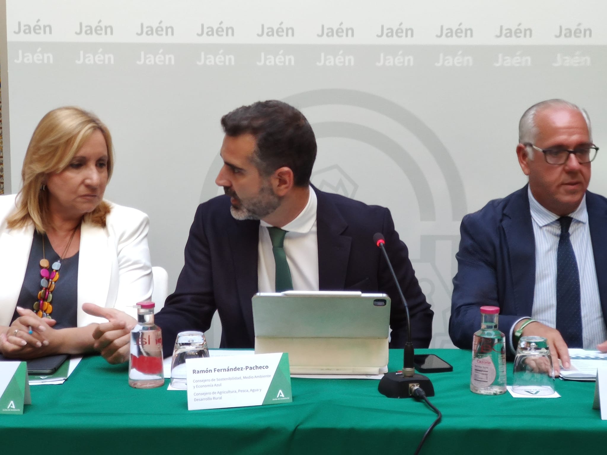 El consejero de agricultura, pesca, agua y desarrollo rural, Ramón Fernández-Pacheco (en el centro), durante una reunión con cooperativas en Jaén.