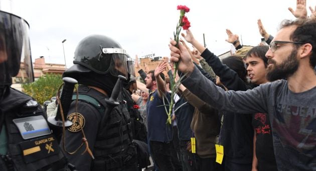 Guardia Civil y manifestantes el 1-O