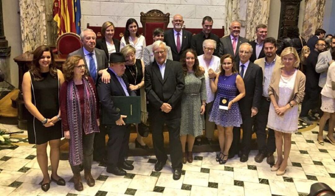 Foto de familia de los reconocidos con los honores y distinciones de la ciudad de 2017