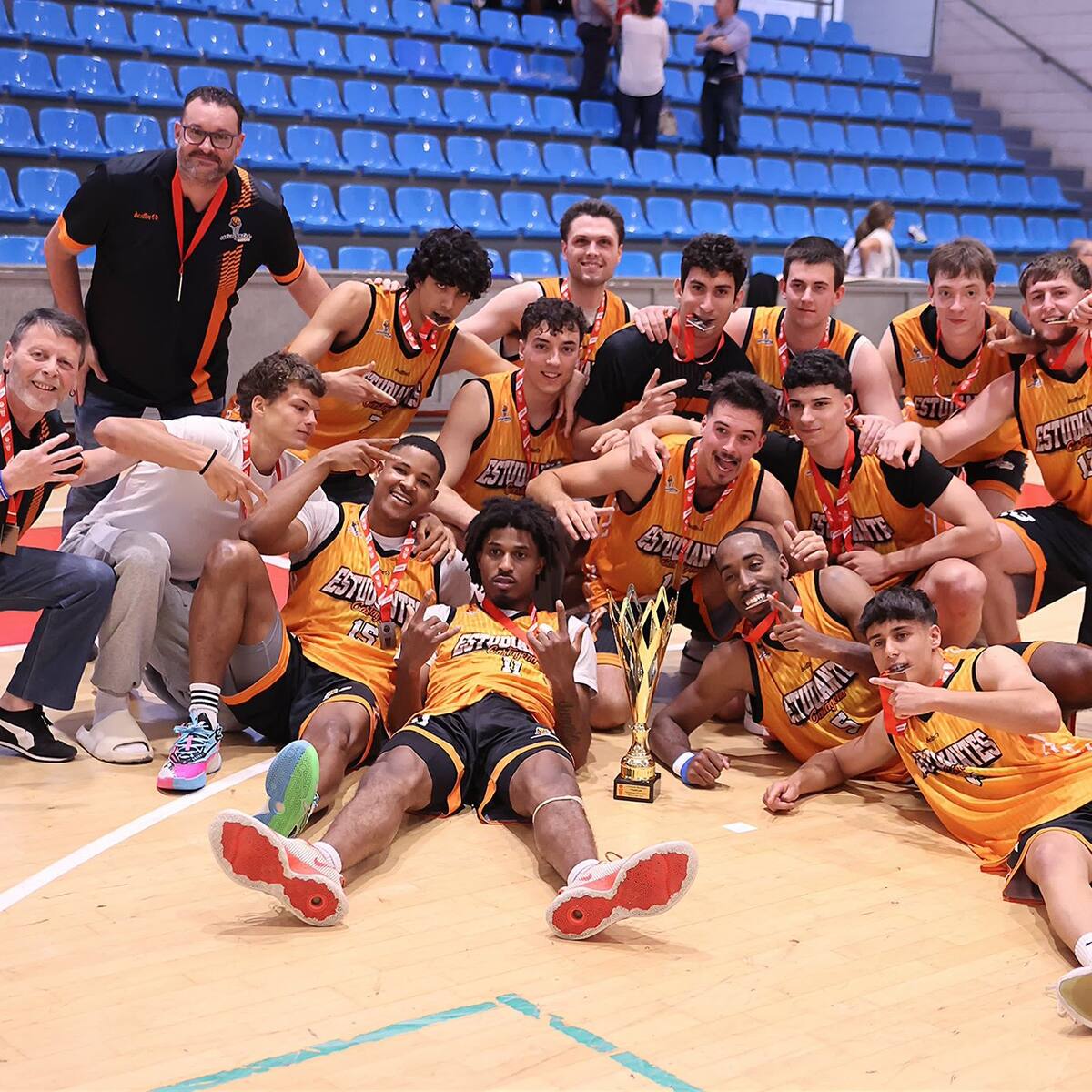 El Estudiantes Cartagena busca apoyos para poder competir con garantías en Tercera FEB