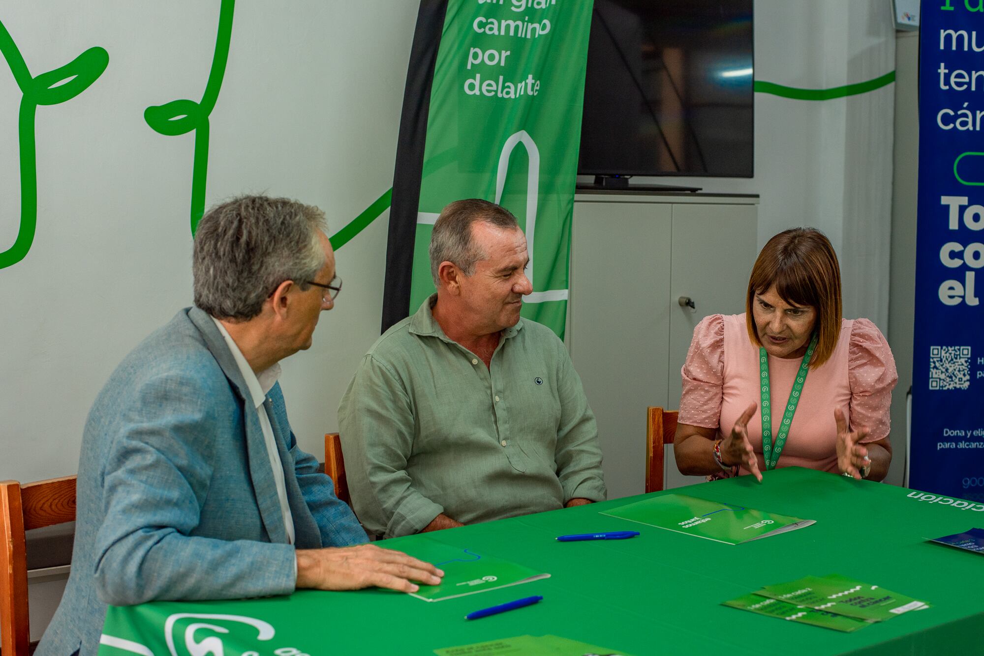 Firma del acuerdo entre Fundación Líneas Romero y la Asociación Española Contra el Cáncer en Lanzarote.