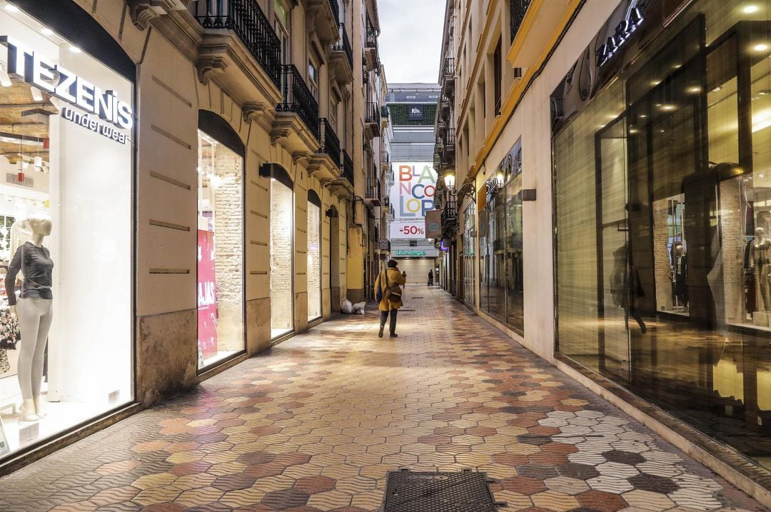 Una calle comercial de Valencia con todos sus establecimiento cerrados