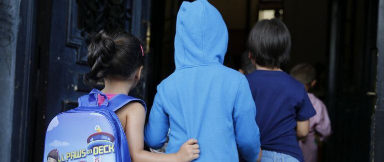 Alumnos entran en un colegio en Bilbao en el primer día del curso escolar en el País Vasco