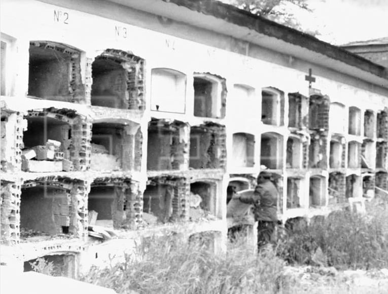 Imagen de la profanación del cementerio del Carmen de Ponferrada en 1978