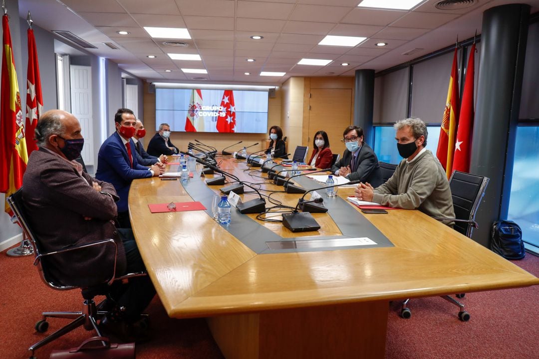 El vicepresidente, consejero de Deportes, Transparencia y portavoz de la Comunidad de Madrid, Ignacio Aguado (2i); el consejero de Sanidad, Enrique Ruiz Escudero (3i); la Secretaria de Estado de Sanidad, Silvia Calzón (4d); la ministra de Política Territorial y Función Pública, Carolina Darias (3d); el ministro de Sanidad, Salvador Illa (2d); y el director del Centro de Coordinación de Alertas y Emergencias Sanitarias -CCAES- Fernando Simón (1d), participan en una reunión del Grupo Covid-19 para frenar la evolución de la pandemia en Madrid