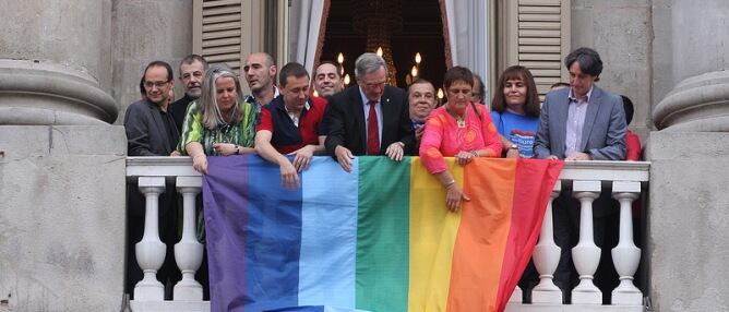Xavier Trias ha presidit l'acte de col.locació del penó amb l'Arc de Sant Martí a la balconada de l'Ajuntament de Barcelona