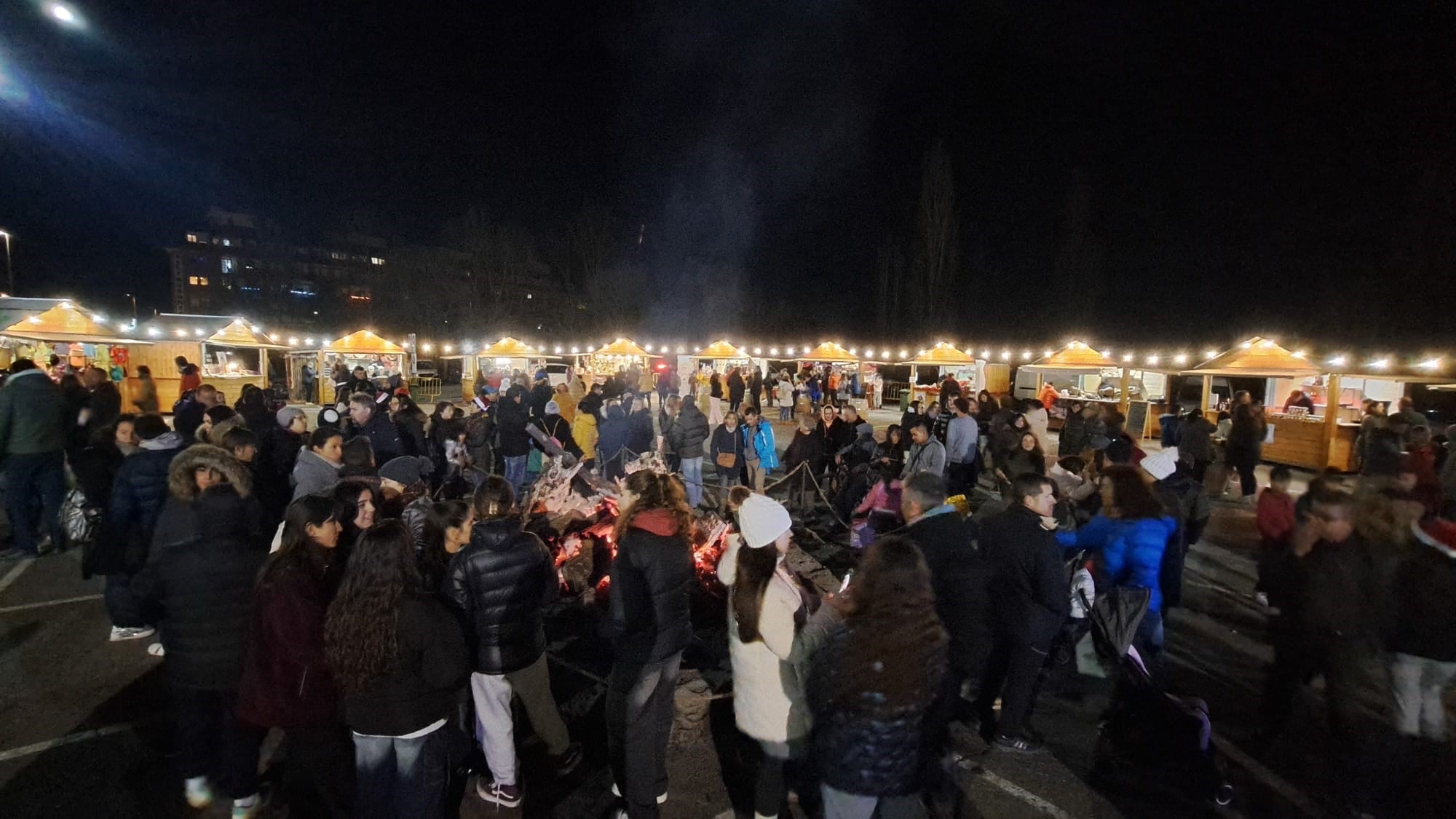 Ambiente el año pasado en el mercadillo al Calor de la Hoguera