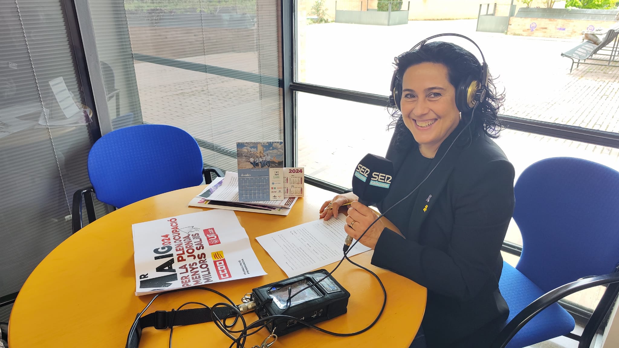 Cristina Rodríguez atèn el micròfon de Ràdio Lleida des del seu despatx a la seu de Lleida de Comissions Obreres.