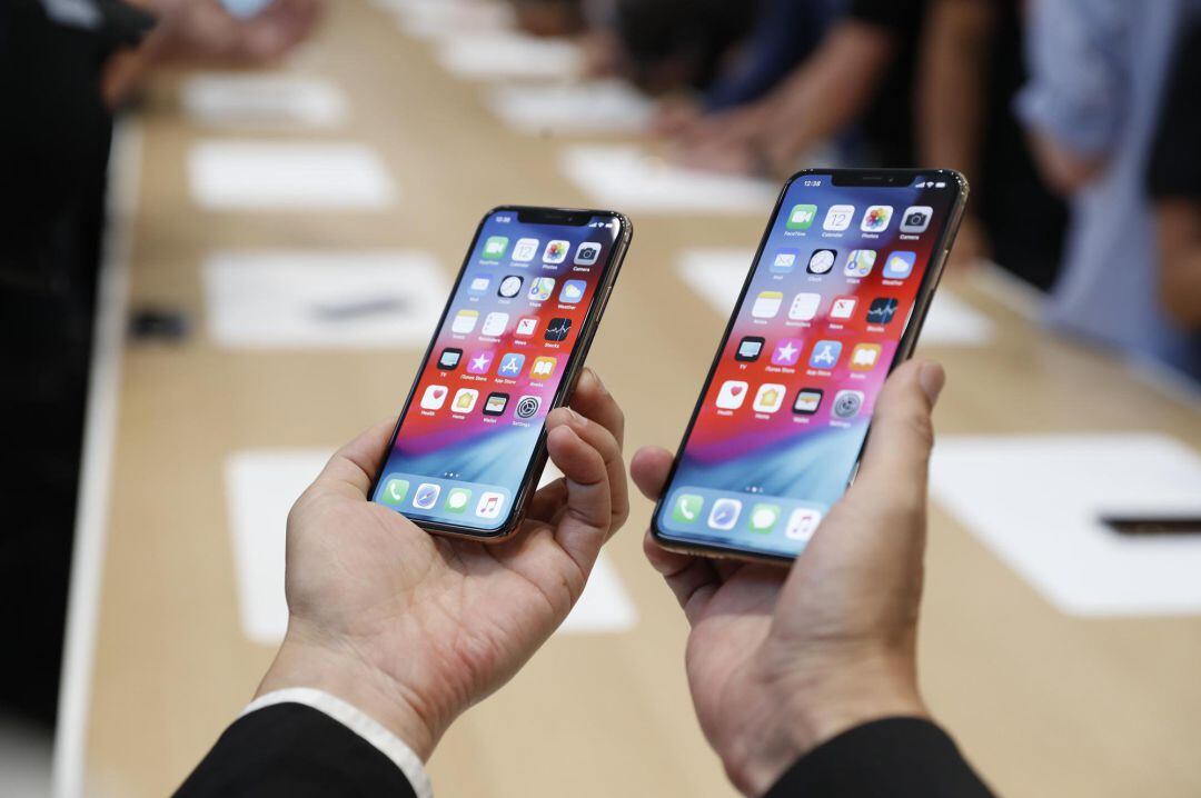 Un hombre compara el iPhone Xs y el Xs Max