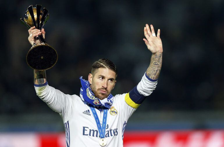 Ramos sostiene el trofeo del Mundial de Clubes