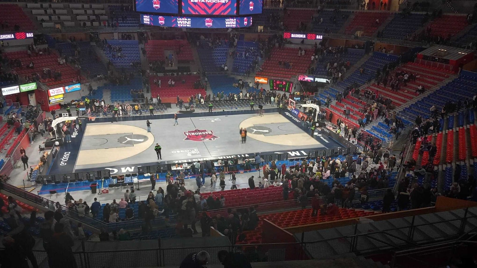 El Buesa Arena, minutos después de terminar el partido en el que cayó un foco a la cancha