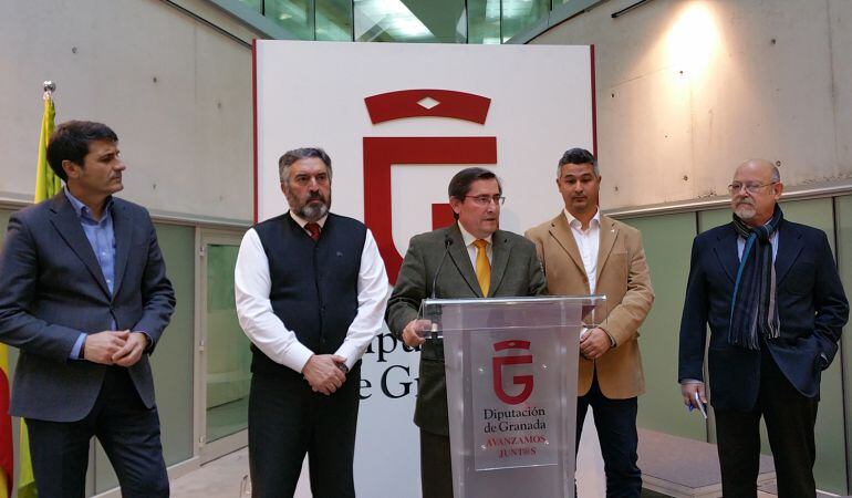 Rueda de prensa del presidente de la Diputación de Granada, José Entrena, acompañado por los portavoces de todos los grupos políticos de la institución excepto el PP