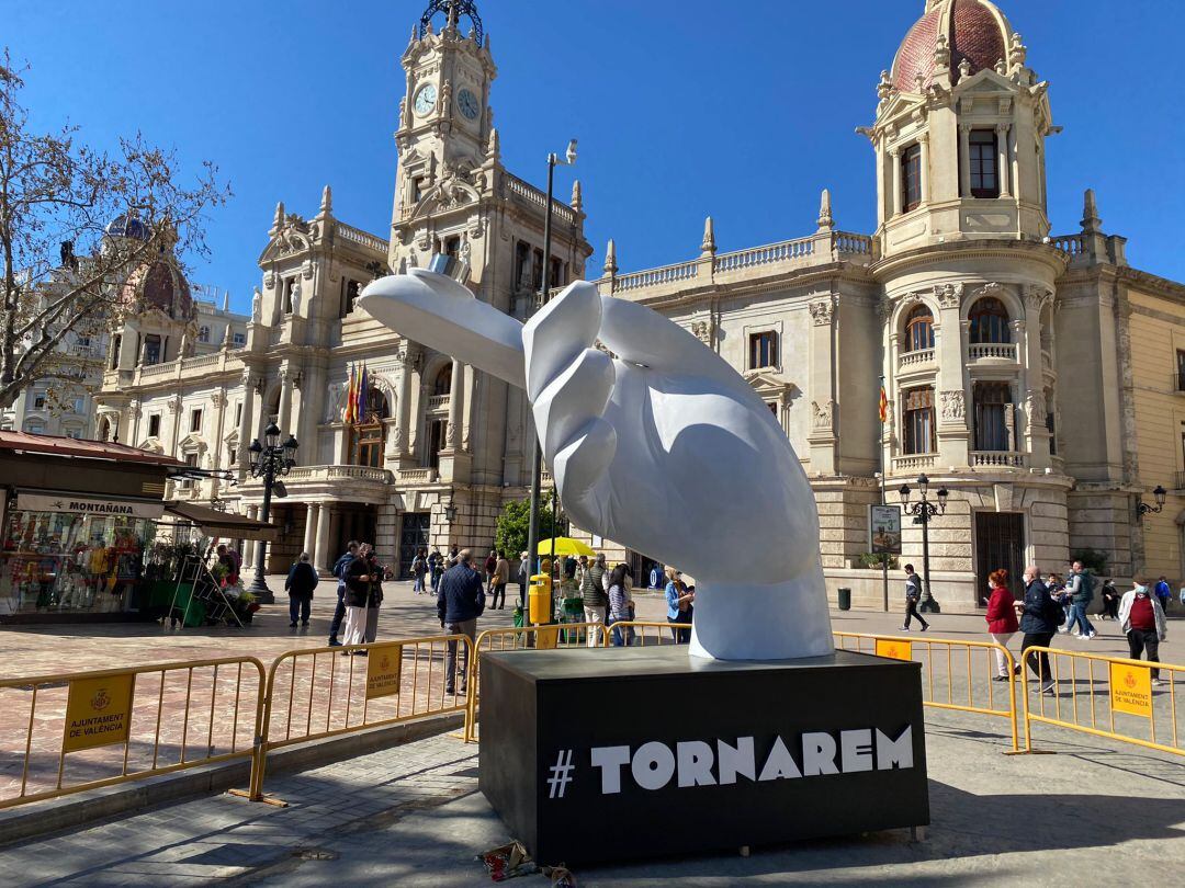 Imagen del pebetero instalado el 10 de marzo en la plaza del Ayuntamiento que este domingo no funcionaba. 