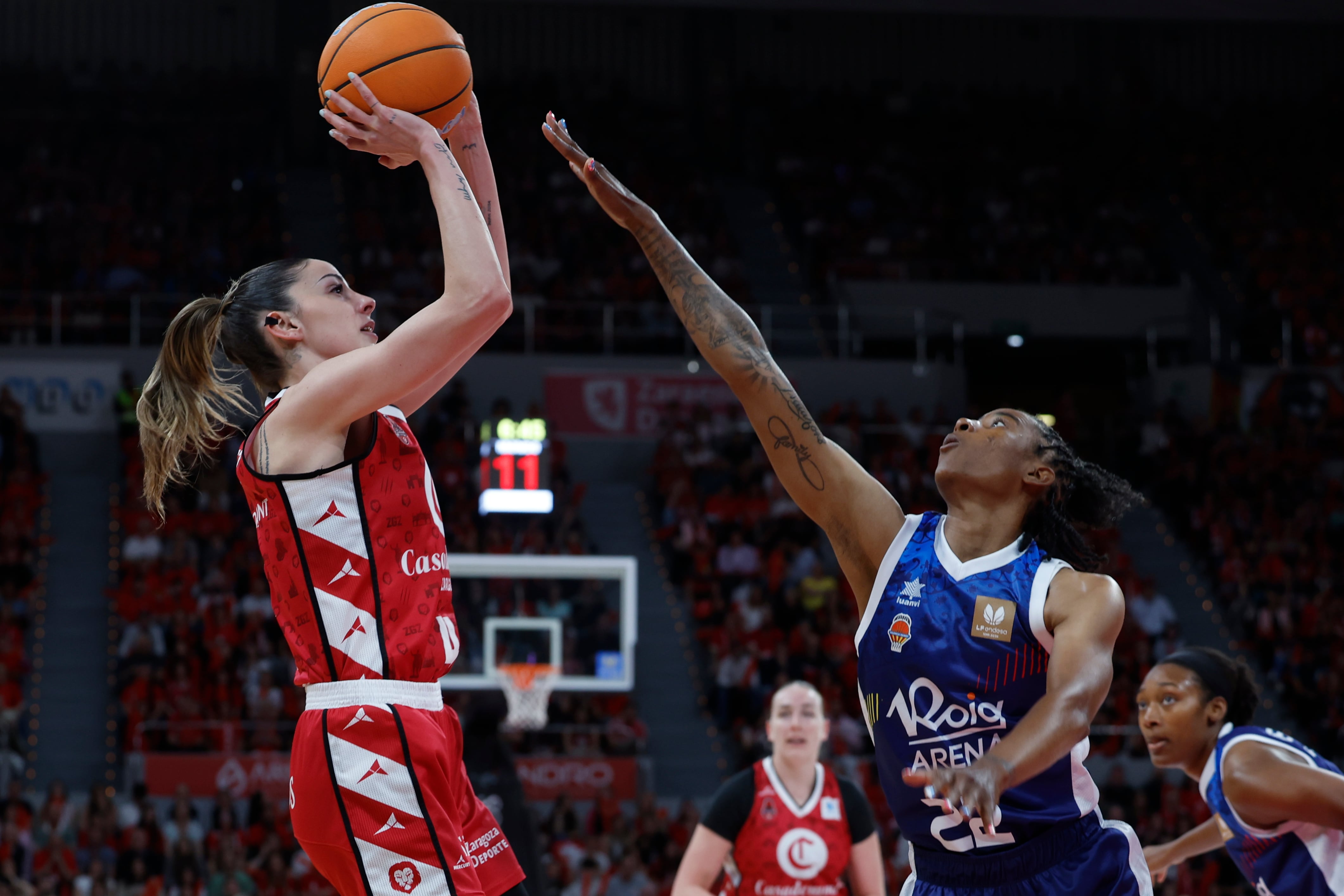 ZARAGOZA, 11/05/2025.- La jugadora de Casademont Zaragoza, Mariona Ortiz (i), lanza a canasta ante la jugadora estadounidense de Valencia Basket, Yvonne Turner, durante el encuentro correspondiente a la fase regular de la Liga Endesa F que disputan hoy domingo en el Pabellón Príncipe Felipe de Zaragoza. EFE / Javier Cebollada.