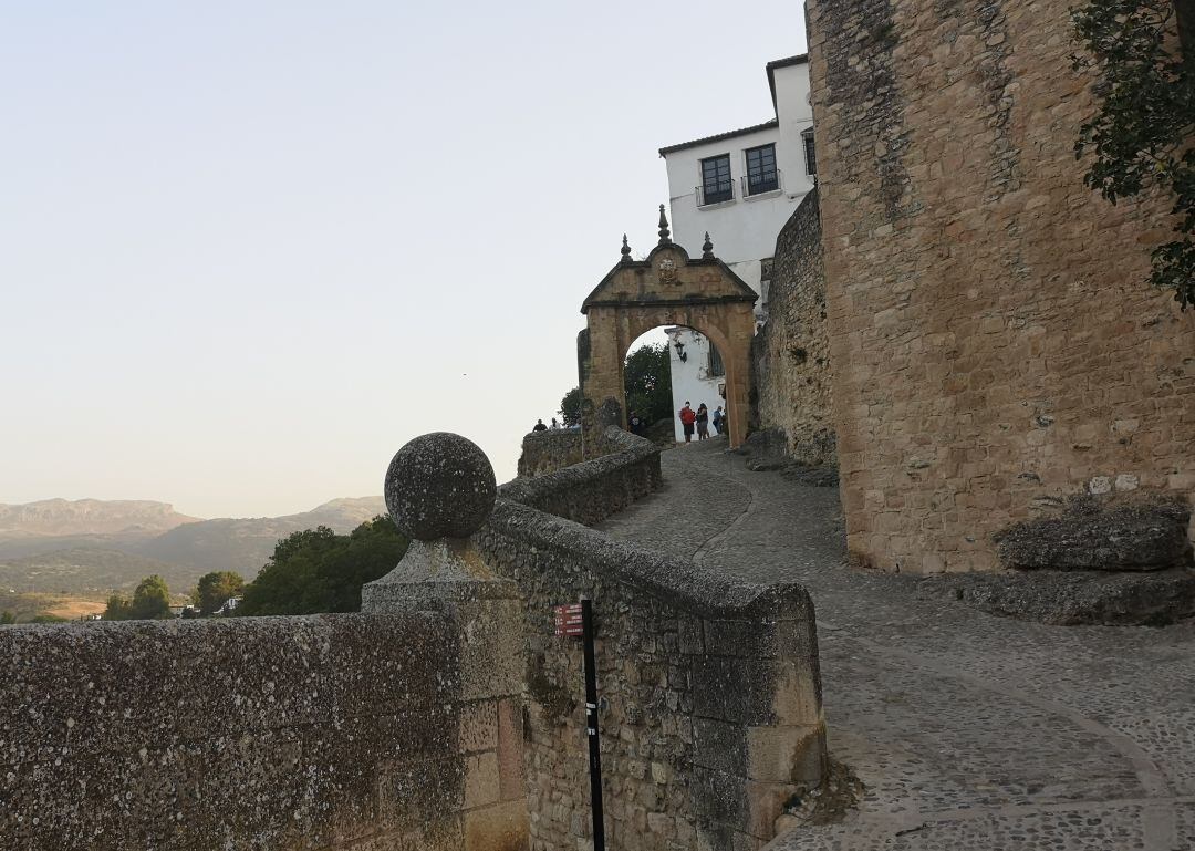 El arco de Felipe V se encuentra en pleno casco histórico de Ronda