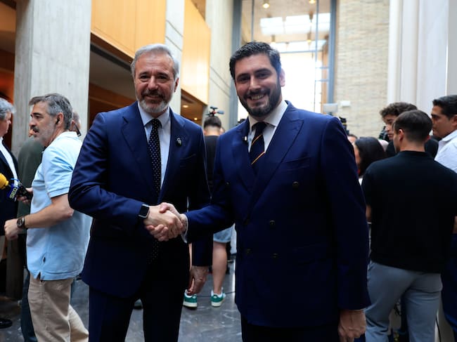 FOTODELDÍA ZARAGOZA, 22/04/2026.-El presidente del PP de Aragón, Jorge Azcón (i), y el líder de Vox en la región, Alejandro Nolasco (d), han anunciado este miércoles en una comparecencia conjunta que ambos partidos han llegado a un acuerdo para la investidura de Azcón como presidente de la comunidad.-EFE/ Javier Cebollada