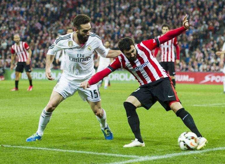 Daniel Carvajal pelea un balón con Mikel Balenziaga
