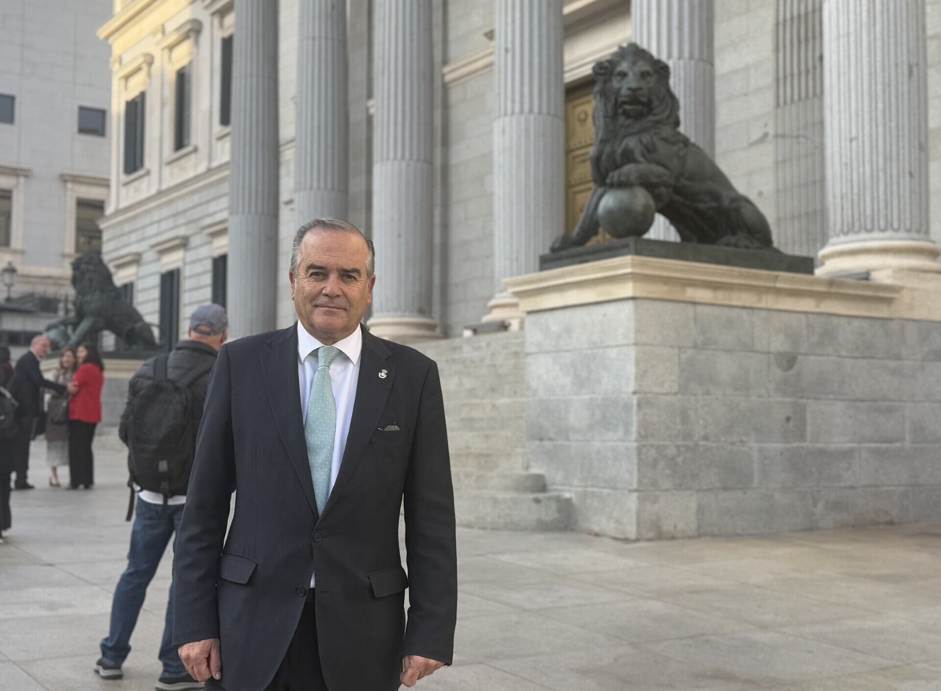 José Julián Gregorio, alcalde de Talavera, frente al Congreso de los Diputados
