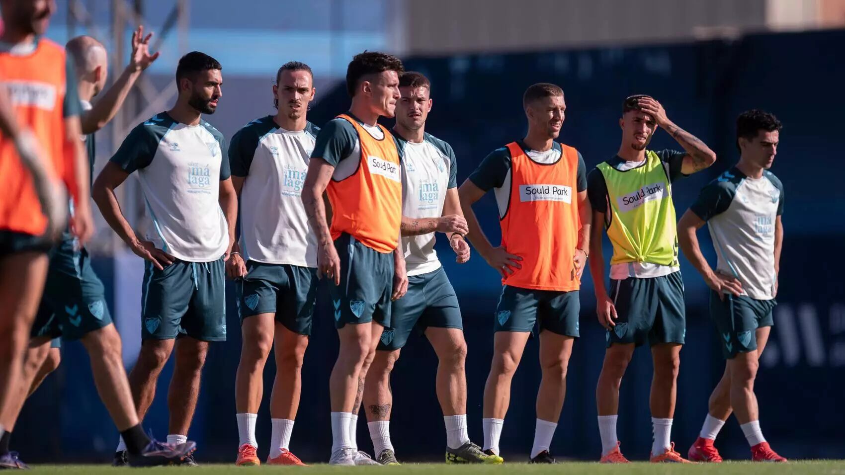 La plantilla del Málaga en el entrenamiento de este miércoles en el estadio de La Rosaleda